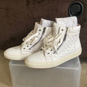 Steve madden quilted sneakers, in excellent condition. Only worn once. Size 9